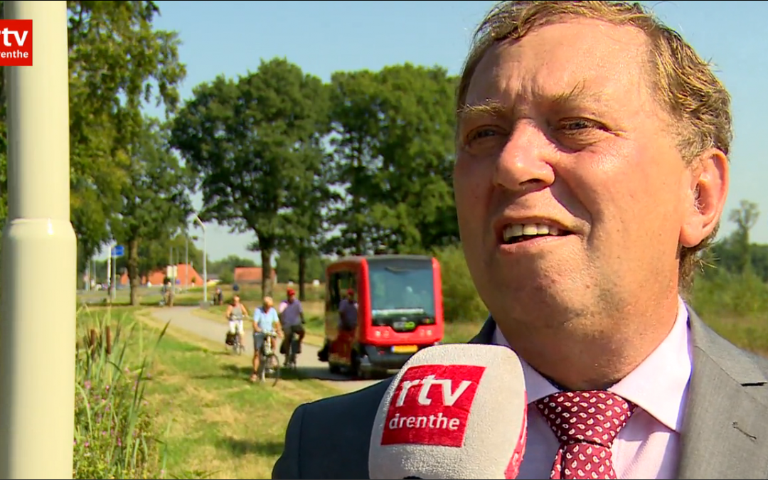 Zelfrijdende bus duwt fietsers berm in (filmpje)