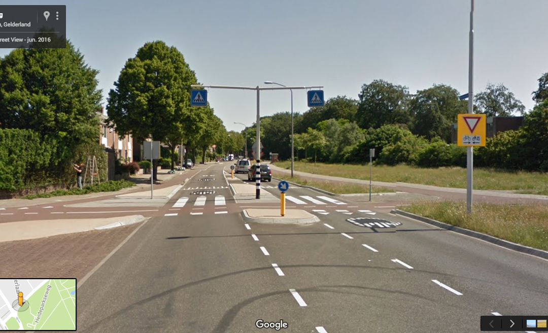 Auto stopt niet voor fiets, dus krijgt als beloning weer voorrang.